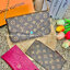 เน้นใช้งานได้จริงในชีวิตประจำวันค่ะ Louis vuitton felicie pochette พร้อมส่ง ซื้อ1ได้ถึง3!! มีไม่มาก หมดแล้วหมดเลยจ้าา! Premium gift จาก LV กระเป๋าสะพายข้างหรือถือแบบคลัทออกงาน หนังแกะแท้สวยงามค่ะ เปิดปิดกระเป๋าแบบกระดุม ภายในสามารถใส่มือถือได้ทุกรุ่น;พาสป