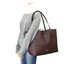 COACH MARKET TOTE กระเป๋าถือใบใหญ่ทรง TOTE ทรงกระเป๋าสวยหรู กระเป๋าใบใหญ่ใส่ของได้เยอะ Tote bag อีกหนึ่งรุ่นฮิต ให้พื้นที่จุของกว้างขวาง เชื่อว่าต้องเคยผ่านตาสาว ๆ มาก่อนแน่นอนค่ะ เพราะเป็นกระเป๋าที่ใช้งานง่าย สะพายไหล่ไปได้ทุกที่ ทุกโอกาส ด้วยขนาดของกระเ
