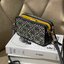 ของแท้ 💯% Tory burch t monogram jacquard double-zip mini bag พลาดไม่ได้กับTory burch ที่รนำเอาลวดลาย T Monogram มารังสรรค์ลงบนไอเท็มต่างๆ ในคอลเล็กชั่นการทอลายแบบแจ็กการ์ดสุดประณีต