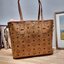 M.C.M SMALL REVERSIBLE LIZ SHOPPER IN VISETOS พร้อมเสิร์ฟความสวยให้ถึงบ้าน กับกระเป๋าทรงโท้ทไซส์ small ขนาดกำลังสวย แถมไม่พอ!! ยังมีใบลูกไปให้อีก สะพายแยกได้เก๋ๆด้วย!! ใครที่มองหากระเป๋าทรงโท้ทจุๆหน่อย ก็ต้องใบนี้เลย ดีไซน์ทรงสวยน่าใช้ โดดเด่นกว่าใคร ไม่ซ