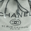 ทรงขนมจีบ premium gift จากแบรนด์ Chanel โลโก้ปัก ผ้า canvas เนื้อหนาอย่างดี มีซับใน ด้านหน้าปักโลโก้แบรนด์หรู จุดเด่นที่เป็นเป้สะพายด้านหลัง หรือสะพายด้านข้างก็ได้