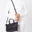 Kate Spade INA Greta Court Glitter Crossbody กระเป๋าถือหรือสะพายใบเล็ก วัสดุหนัง Saffiano สวยหรู ด้านหน้าประดับโลโก้สีทองสวย ก้นกระเป๋ามีดีเทลด้วยGlitter วิ้งๆดูหรู ภายในมีช่องซิปและช่องเล็ก สามารถใส่ ipad mini กระเป๋าสตางค์ใบยาวและของจุกจิกได้เยอะ มีหมุด
