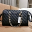 GUESS WOMEN’S BOWLING BAG กระเป๋าสะพายทรง Bowling รุ่นใหม่ล่าสุดจาก GUESS FACTORY หนังนิ่มลายตารางสวยอยู่ทรงใบใหญ่กำลังดี ด้านหน้าประดับโลโก้หูหิ้วโซ่ร้อยหนังสะพายไหล่ได้เเข็งแรงรับน้ำหนักได้เยอะ เปิดปิดด้วยซิปสะดวกใช้ มีหมุดรองฐานกันรอย ภายในมีช่องซิปและ