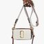 Marc Jacobs Snapshot Bag กระเป๋าแบรนด์ดังจากสัญชาติอเมริกัน นับได้ว่ารุ่นนี้เป็นรุ่นทรงฮิตเลยทีเดียว โดยด้านหน้ากระเป๋าจะเป็นโลโก้แบบโลหะที่เป็นสัญลักษณ์ของแบรนด์นี้ มาพร้อมสายสะพายที่จะสะพายยังไงก็ดูโดดเด่น เพราะขนาดใหญ่ที่สกรีนตัวอักษรโลโก้ ในรูปแบบต่าง