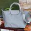 8สี พร้อมส่ง Longchamp LE PLIAGE NÉO TOP HANDLE BAG (medium size) อีกหนึ่งรุ่นยอดนิยม ที่สาวๆ ต้องมีไว้เก็บไว้สักใบ กระเป๋าโท้ทใบนี้ มาพร้อมกับสีที่มีสไตล์เรียบง่าย มีสายสะพายยาวปรับสั้นยาวได้ช่วยให้คุณสามารถสะพายไหล่ได้อย่างสบาย ในตัวสายปักโลโก้อันเป็นสั