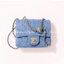 CHANEL Mini Flap Bag Denim Pearl Gold Hardware 18cm พร้อมส่งที่ไทย วัสดุผ้าเดนิมสีน้ำเงินแท้ พร้อมฮาร์ดแวร์โทนสีทองโบราณ และมีฝาปิดด้านหน้าปิดแบบเทิร์นล็อค CC ซิกเนเจอร์ของแบรนด์ ภาพสินค้าถ่ายจากงานขายจริง ใช้งานต่างประเทศได้