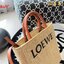 Loewe Leather-trimmed Raffia Tote / Loewe Tote Bag กระเป๋าโท้ท รูปทรงสวยงามสานเต็มใบ และยังโดดเด่นด้วยโลโก้ สีโทนอุ่น ทำให้ไอเท็มนี้ ภายในกระเป๋าใหญ่โล่งกว้าง ใบนี้เหมาะกับสายแฟชั่นมากๆ