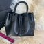 OUTLET 】TORY MCGRAW SMALL DRAWSTRING กระเป๋าถือหรือสะพายข้าง วัสดุหนังวัวแท้ อะไหล่ทอง เปิด-ปิดด้วยสายหนังรูด จะถือหรือสะพายข้างได้Crossbodyได้ น้ำหนักเบาจุของได้เยอะ ด้านหน้าประดับโลโก้แบรนด์ ด้านในมีช่องเล็กสำหรับใส่บัตรใส่ตังค์ได้ มีสายยาว ปรับสายได้ ถ