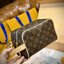 LV Trousse Toilette Locker Dopp Kit / LV Clutch Bag 22cm กระเป๋าถือทรงพอชหรือคลัช แบบคลาสสิกสวยงามเป็นเอกลักษณ์ มีหูหิ้วพกพาสะดวก เกรดออริ