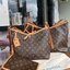 CarryAll PM handbag in Monogram / LV Tote Shopping Bag พร้อมส่ง กระเป๋าถือแคนวาสแต่งขอบหนังแคนวาสอย่างดี ผสานเสน่ห์สวยงามเข้ากับดีไซน์ที่รับกับสรีระให้คุณพกพาไปได้ทุกที่