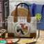 Tory burch ella multi stitch canvas micro tote กระเป๋าใบนี้บอกเลยว่าสไตล์เก๋และแปลกตาเลยทีเดียว กระเป๋าทรงสี่เหลี่ยมขนาดมินิ มีสายเล็กๆ สำหรับสะพายข้าง ลวดลายและสีสันบนกระเป๋ามีเอกลักษณ์ความเป็นวินเทจแบบทอรี่โดยเฉพาะ เป็นอีกหนึ่งแอ็กเซสเซอรี่ที่ทางแบรนด์ร
