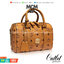 M.C.M ESSENTIAL BOSTON BAG IN VISETOS กระเป๋าถือ/สะพายข้าง ทรงหมอน สวยโดดเด่น ทรงสวยยอดนิยม มาพร้อมพวงหนังห้อย และสายรัดเก็บหูจับ วัสดุหนังแคนวาสคุณภาพดี เปิด-ปิดด้วยซิป ภายในเป็นหนังกลับ โล่งกว้าง ใส่ของได้เยอะ กระเป๋าสตางค์ โทรศัพท์ ของจุกจิกต่างๆ สบาย!