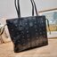 M.C.M SMALL REVERSIBLE LIZ SHOPPER IN VISETOS พร้อมเสิร์ฟความสวยให้ถึงบ้าน กับกระเป๋าทรงโท้ทไซส์ small ขนาดกำลังสวย แถมไม่พอ!! ยังมีใบลูกไปให้อีก สะพายแยกได้เก๋ๆด้วย!! ใครที่มองหากระเป๋าทรงโท้ทจุๆหน่อย ก็ต้องใบนี้เลย ดีไซน์ทรงสวยน่าใช้ โดดเด่นกว่าใคร ไม่ซ