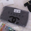 Chanel Cosmetic Clutch KeyChain พรีเมี่ยมเเท้จาก Chanel Cosmetic Counter VIP Gift หนังนิ่มลายตารางสีดำประดับโลโก้แบรนด์ด้านหน้าสวยดูดี เปิดปิดแบบ top zip อะไหล่ทอง พร้อมสายโซ่สำหรับห้อยพวงกุญเเจ สามารถใส่บัตร มือถือ iphone8 เครื่องสำอางค์ของจุกจิกได้เยอะ 