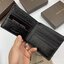 หนังแท้ BOTTEGA VENETA WALLET / BV Wallet พร้อมส่งที่ไทย กระเป๋าสตางค์ใบสั้นคุณผู้ชาย รุ่นตามหา มาเท่าไหร่ไม่เคยพอเลยค่า เป็นรุ่นคลาสสิกที่หยิบมาใช้งานได้บ่อยที่สุด งานหนังลูกวัวแท้ทั้งใบ ใช้ทนทานได้นาน ใช้ทนทานได้นานภาพสินค้าถ่ายจากงานขายจริง ใช้งานต่างป