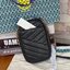 OUTTLET 】Tory burch kira chevron n/s crossbody bag กระเป๋าสำหรับใส่มือถือหรือของจุกจิกต่างๆ ได้กลายมาเป็นแฟชั่นสุดร้อนแรงแห่งปี คอลเลคชั่นนี้ออกมาเพื่อเอาใจสาวๆโดยเฉพาะ สีสันสุภาพเพื่อให้แมทช์กับสีสันของเสื้อผ้า ได้ง่าย ภายในยังสามารถแบ่งสันปันส่วนไว้สำหร