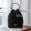 New Arrival จากแบรนด์ Prada งานพรีเมี่ยมกิ้ฟท์จากเคาเตอร์แบรนด์ต่างประเทศ กับทรงยอดฮิต ทรงจีบ มาพร้อมสายสองแบบ สายโซ่เงินยาว(ถอดออกได้) และห่วงคล้องมือ(พับลงได้ ถอดไม่ได้) ดูดีมากค่ะ วัสดุทำจากผ้าไนล่อนกันน้ำ 100% อะไหล่เงินทั้งใบ ปั้มแบรนด์ลงอะไหล่ ภายใน