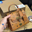 M.C.M MINI HERITAGE SATCHEL IN VISETOS **รอบราคาพิเศษต่ำกว่าทุน** รุ่นหายาก กลับมาให้จับจองกันแล้วจ้า กระเป๋าถือ/สะพายทรงสวยสุดแซ่บ มีดีเทลความงามมากมายในหนึ่งเดียว ความพิเศษคือตัวล็อคกุญแจและพวงหนังห้อยสุดหรู