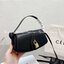 VIP 】CELINE TABOU CLUTCH BAG CELINE MINI CROSSBODY BAG (GWP) วัสดุ Triomphe Canvas หนังสวยอยู่ทรงกันน้ำได้ ขนาดกำลังน่ารัก การออกแบบที่เน้นความเรียบแต่หรู มาพร้อมสายสะพายสั้นและสายสะพายยาว สำหรับสะพายไหล่ สายปรับระดับสั้น-ยาวได้ (ถอดไม่ได้) โดดเด่นที่ด้าน