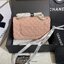 CHANEL Classic Medium Flap Bag กระเป๋าสะพายคลาสสิกรุ่นยอดนิยมตลอดกาล ดีไซน์เรียบหรูหราขับผิว งานหนังแท้สวยมาก มีอะไหล่เงินและทอง สุดยอดเดอะเบสท์ไอเท็ม