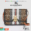 VIP หนังแท้ 】BURBERRY Brown TB-Print Canvas and Leather Crossbody Bag กระเป๋าสะพายวัสดุหนังแท้ ขึ้นลายแบรนด์โมโนเเกรมคอลเลคชั่นใหม่ทรงเหลี่ยมสวยหรูดูดี เปิดปิดด้วยฝาปิดสัญลักษณ์รูปตัวB ภายในมีช่องแบ่งเป็นสัดส่วนสามารถใส่มือถือ iphone เงิน ของจุกจิกได้ หัว