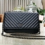 VICTORIA'S SECRET Quilted Chain Crossbody Sling Bag กระเป๋าสะพายรุ่นใหม่ล่าสุดจาก Victoria's Secret วัสดุหนังแกะสังเคราะห์ชึ้นลายริ้วหนังสวยอยู่ทรงไม่ย้วยดีไซน์สุดหรูคุณหนูไฮโซ เปิดปิดด้วยฝาปิดกระดุมแม่เหล็ก ภายในมีโลโก้และช่องใส่ของ ใส่กระเป๋าส