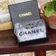CHANEL Caviar Quilted Card Holder On Chain สายคล้องคอใส่บัตรรุ่นนี้การออกแบบเรียบง่ายแต่ดูแพงใส่การ์ดได้ทั้งด้านหน้า ด้านหลัง ตรงกลางมีช่องเพิ่มให้อีก1ช่อง ด้านหน้าประดับโลโก้ชาแนล ลายหนังคาเวียร์ ดูดีมีซิกเนเจอร์สุดๆ ใช้แล้วมีเอกลักษณ์ มาพร้อมกับสายโซ่ร้