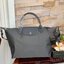 8สี พร้อมส่ง Longchamp LE PLIAGE NÉO TOP HANDLE BAG (medium size) อีกหนึ่งรุ่นยอดนิยม ที่สาวๆ ต้องมีไว้เก็บไว้สักใบ กระเป๋าโท้ทใบนี้ มาพร้อมกับสีที่มีสไตล์เรียบง่าย มีสายสะพายยาวปรับสั้นยาวได้ช่วยให้คุณสามารถสะพายไหล่ได้อย่างสบาย ในตัวสายปักโลโก้อันเป็นสั