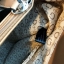 GUESS Croc Skin Women's Handbag Shoulder Bag กระเป๋าถือหรือสะพายหนังลายจรเข้ทั้งใบ เปิดปิดด้วยกระดุมแม่เหล็ก ภายในมีช่องใหญ่สองช่อง และมีช่องซิปคั่นกลาง ใส่ของได้เยอะรวมถึงมินิไอแพคและกระเป๋าสตางค์ทรงยาวได้ ด้านหน้าประดับแม่และลูกกุญแจสายหนัง สามารถถ