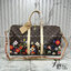 LV x TM Keepall Bandoulière 45 Bag Monogram Flower กระเป๋าเดินทางคอลเลกชันสุดพิเศษ สวยคลาสสิกมีชีวิตชีวา สีสันสดใสสไตล์ superflat สุดไอคอนิกของ Takashi Murakami ด้วยโมโนแกรมดอกไม้หลากสี ปรับดีไซน์ให้ดูสนุกสนาน