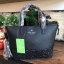 Kate Spade INA Greta Court Glitter Crossbody กระเป๋าถือหรือสะพายใบเล็ก วัสดุหนัง Saffiano สวยหรู ด้านหน้าประดับโลโก้สีทองสวย ก้นกระเป๋ามีดีเทลด้วยGlitter วิ้งๆดูหรู ภายในมีช่องซิปและช่องเล็ก สามารถใส่ ipad mini กระเป๋าสตางค์ใบยาวและของจุกจิกได้เยอะ มีหมุด