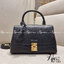 VIP 🥂 LV MADELEINE BAG ใหม่ล่าสุด อีกหนึ่งรุ่นคลาสสิคหายาก ที่สาวๆรอคอย กระเป๋าถือ/สะพายข้าง ดีไซน์เรียบง่าย แต่เต็มไปด้วยดีเทลความหรู วัสดุหนังวัวปั๊มลายเอกลักษณ์ เปิด‐ปิดด้วยอะไหล่กดล็อคสีทองหรู และมีพวงหนังห้อยพิเศษแถมมาให้ด้วย ภายในแบ่งสัดส่วน
