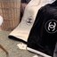 VIP GIFT 】Best Gift! Chanel Blanket พร้อมส่งไอเท็มแนะนำ ผ้าห่มนุ่มนิ่ม ขนปุยๆๆ สบายผิวมาก เนื้อผ้านิ่มฟูนุ่มใช้ได้ทุกโอกาส ขนาดกำลังดี พกพาสะดวก สามารถพกไว้ใช้ในรถ ใช้ในออฟฟิศได้ จะซื้อใช้เองหรือมอบเป็นของขวัญก็ดูดีพร้อมส่งที่ไทย ราคาสุดคุ้มไม่ต้องรอพรีฯ