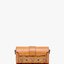 M.C.M SMALL TRACY CROSSBODY IN VISETOS สาวรออยู่!! ไอเท็ม must have เรียบหรู คงเอกลักษณ์ของคอลเลคชั่นเทรซี่ ที่ให้ความเป็นผู้ดีในตัว กระเป๋าสะพายข้างทรงกระบอก ขนาดกำลังสวย วัสดุหนังแคนวาสคุณภาพดีสลับหนังแท้ สวยงาม เปิด-ปิดด้วยตัวกดล็อค ภายในโล่ง ใส่ของได้