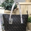 Don't Miss! GUESS SAFFIANO SHOPPER BAG กระเป๋าสะพายทรง Tote จากแบร์น GUESS วัสดุหนัง Saffiano ลาย GUESS Signature สวยอยู่ทรง ขนาดใหญ่กำลังดี น้ำหนักเบา ด้านหน้าประดับโลโก้แบรนด์ พร้อมห้อย TAG โลโก้ G อะไหล่เงินที่หูกระเป๋าถอดเเยกใช้ได้ เปิดปิดด้วยซิป