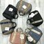 Anello Mini Boston shoulder Bag New arrival คอลเลคชั่นใหม่ล่าสุด ชน shop ค่ะ กระเป๋าถือ หรือสะพายข้าง ขนาดกำลังน่ารัก เปิดปิดด้วยซิปคู่ ภายในมี ใบลูกให้อีก 1 ใบ แยกใช้ได้ค่ะ ด้านหน้าสกรีนโลโก้แบรนด์ มีช่องทั้ง 4 ด้าน หน้าหลัง และด้านข้างใช้งานได้จริง มา พ