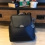 GUESS CASSIA LOGO BACKPACK รุ่นใหม่ชนช้อป!! กระเป๋าเป้สะพายขนาดกลาง ตั้งอยู่ทรงสวย เปิดปิดด้วยกระดุมแม่เหล็ก ขยายปากกระเป๋าได้ด้วยกระดุมทั้ง2ด้าน ภายในบุผ้ามีลายsignatureแบรนด์ มีช่องซิปแยกจากช่องใหญ่ ด้านหลังมีช่องซิปเพิ่มใช้งานได้จริง สายสะพายปรับความยา
