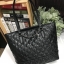 GUESS PRINTED FLOWERS SHOPPER BAG (SIZE L) กระเป๋าสะพายทรง TOTE หนังสวยอยู่ทรง ใบใหญ่กำลังดี น้ำหนักเบา ด้านหน้าประดับโลโก้แบรนด์ พร้อมโซ่ เปิดปิดด้วยซิป ภายในกว้างจุได้เยอะ แบ่งช่องเป็นสัดส่วน ใส่ A4 ได้ มีช่องซิป และช่องเล็ก มากับราคาสุดคุ้มค่ะ