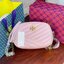Tory Burch KIRA CHEVRON SMALL CAMERA BAG สาว ๆ ลุคคุณหนูไม่ควรพลาด Collection นี้เลยนะคะ เพราะ Kira Chevron เป็นรุ่นที่ตอบโจทย์และครองใจสาว ๆ ได้อย่างแท้จริง