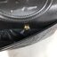 กระเป๋าสะพาย TORY BURCH เปิด - ปิดกระเป๋าด้วยกระดุมแม่เหล็ก ด้านในโล่ง มีช่องซิป 2 ช่อง ด้านหลังมีช่องอีก 1 ช่อง