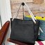 ของแท้ 💯% TORY BURCH Britten Small Slouchy Leather Tote Bag (New collection 2021) ความดีงามของรุ่นนี้อยู่ที่ขนาดที่ใหญ่จุของได้เยอะ