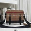 พร้อมเป็นของขวัญ มอบให้คุณผู้ชายแล้วค่ะ สำหรับ BURBERRY MASSENGER VINTAGE BAG VIP GIFT WITH PURCHASE (GWP) พรีเมี่ยมกิ๊ฟ Limited Edition จากBURBERRY วัสดุผ้าแคนวาสโทนสีสุภาพ คลาสสิค ด้ายหลังมีช่องกระดุมใหญ่ ตัวกระเป๋าเปิดปิดด้วยตัวล็อค ภายในมีช่องแยก2ช่อง