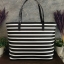 KATE SPADE HYDE LANE STRIPED RILEY LEATHER TOTE BAG กระเป๋าสะพายทรง Tote Bag หนังสวยอยู่ทรง โดดเด่นที่สีทูโทนลายทางห้อยโลโก้ TAGcที่หูกระเป๋า ด้านหน้าประดับโลโก้ มี1ช่องใส่ของ ภายในมีช่องซิป และช่องใส่มือถือ กว้างและจุ ใส่ ipad notebook เอกสาร A4 กระเป๋าส