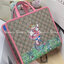 VIP GIFT 】หนังแท้ GUCCI Children's tote bag GG kids ที่สุดของความน่ารัก ลิมิเต็ดแบบไม่มีเอาท์ สาวๆสายหวานไม่ควรพลาดด้วยประการทั้งปวงเลยค่าา หนังแท้เกรดดีที่สุด พิมพ์ลายแบรนด์รอบใบเทคเจอร์สวยอยู่ทรง ภายในมีโลโก้กว้างและจุสุดๆใส่สัมภาระได้เยอะ ภาพถ่ายจ