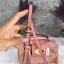 ALDO HARORTLAND BAG กระเป๋าทรง Box วัสดุผ้ากำมะหยี่แจ่งลาบฉลุสีทองสวยมากกกกกสุดๆ เปิดปิดด้วยกระดุมแม่เหล็ก เป็นลักษณะกล่อง เก๋ๆค่ะ ด้านในเป็นช่องโล่ง ใส่มือถือ กปต. เครื่องสำอางค์ จุได้เยอะค่ะ มาพร้อมสายยาว ปรับได้ 5 ระดับ และ พวงกุญแจพู่ ถอดได้ค่ะ แนะนำค