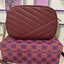 Tory Burch KIRA CHEVRON SMALL CAMERA BAG รุ่น Kira Chevron Small Camera Bag ตอบโจทย์คุณสาวๆ ได้อย่างละมุ่น สวยมาแต่ไกล ลุคหรูดูมีสไตล์ ดีไซน์เรียบหรู แต่ดูไฮไม่เบา..เพิ่มลวดลายด้วยการเย็บเย็บบนหนังเป็นลายเส้น (Chevron) ตกแต่งสายสะพายด้วยพู่ห้อยเกร๋ๆ สายยา