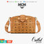 M.C.M ESSENTIAL VISETOS ORIGINAL SMALL CROSSBODY BAG กระเป๋าสะพายข้าง ขนาดกำลังดี สวยอยู่ทรง ดีไซน์เป็นเอกลักษณ์ วัสดุหนังแคนวาสสลับหนังแท้ พริ้นท์ลายเต็มใบ ดูหรูมาก!! เปิด-ปิดกระเป๋าด้วยสายคาดแม่เหล็ก และซิปรูดกันของหล่น มาพร้อมสายสะพาย crossbody ปั๊มลาย