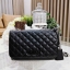 GUESS CROSSBODY BAG กระเป๋าสะพายรุ่นใหม่ล่าสุดทรงเหลี่ยมหนังนิ่มสวยเดินเส้นลายตารางอยู่ทรงด้านหน้าประดับโลโก้ GUESS สวยดูมีเปิดปิดด้วยฝาปิด ภายในมีช่องแบ่งสองช่องเป็นสัดส่วนใส่กระเป๋าสตางค์ใบยาว มือถือ ของจุกจิกได้เยอะ พร้อมสายสะพายโซ่ต่อหนังจะเลื่อนใช้สา
