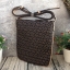 GUESS CROSSBODY กระเป๋าสะพายข้าง ผู้หญิงหรือผู้ชาย สามารถใช้ได้ค่ะ วัสดุหนังแกะสังเคราะห์พิมพ์ลายแบรนด์ ด้านหน้าประดับโลโก้แบรนด์มีเงิน เปิดปิดด้วยซิป น้ำหนักเบา ด้านในบุผ้าพิมพ์ลายเฉพาะของแบรนด์ มีช่องซิปด้านในอีก 1 ช่องค่ะ