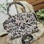 GUESS WOMAN CROSS BODY BAG กระเป๋าถือ/สะพายรุ่นใหม่ล่าสุดจาก GUESS FACTORY หนังสวยอยู่ทรงขนาดกำลังดี น้ำหนักเบา ด้านหน้าประดับโลโก้แบรนด์เปิดปิดด้วยซิปสะดวกใช้ ด้านข้างมีกระดุมปรับขยาย ภายในมีโลโก้ ช่องซิปและช่องใส่ของ ซับในพิมพ์แบรนด์ ใส่กระเป๋าสตางค์ มื